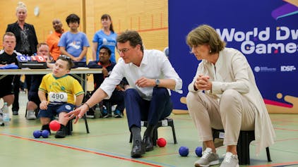 Boccia-Tunier bei den World Dwarf Games.
Ministerpräsident Hendrik Wüst und Oberbürgermeisterin Henriette Reker besuchen das Turnier und spielen eine Partie Boccia.