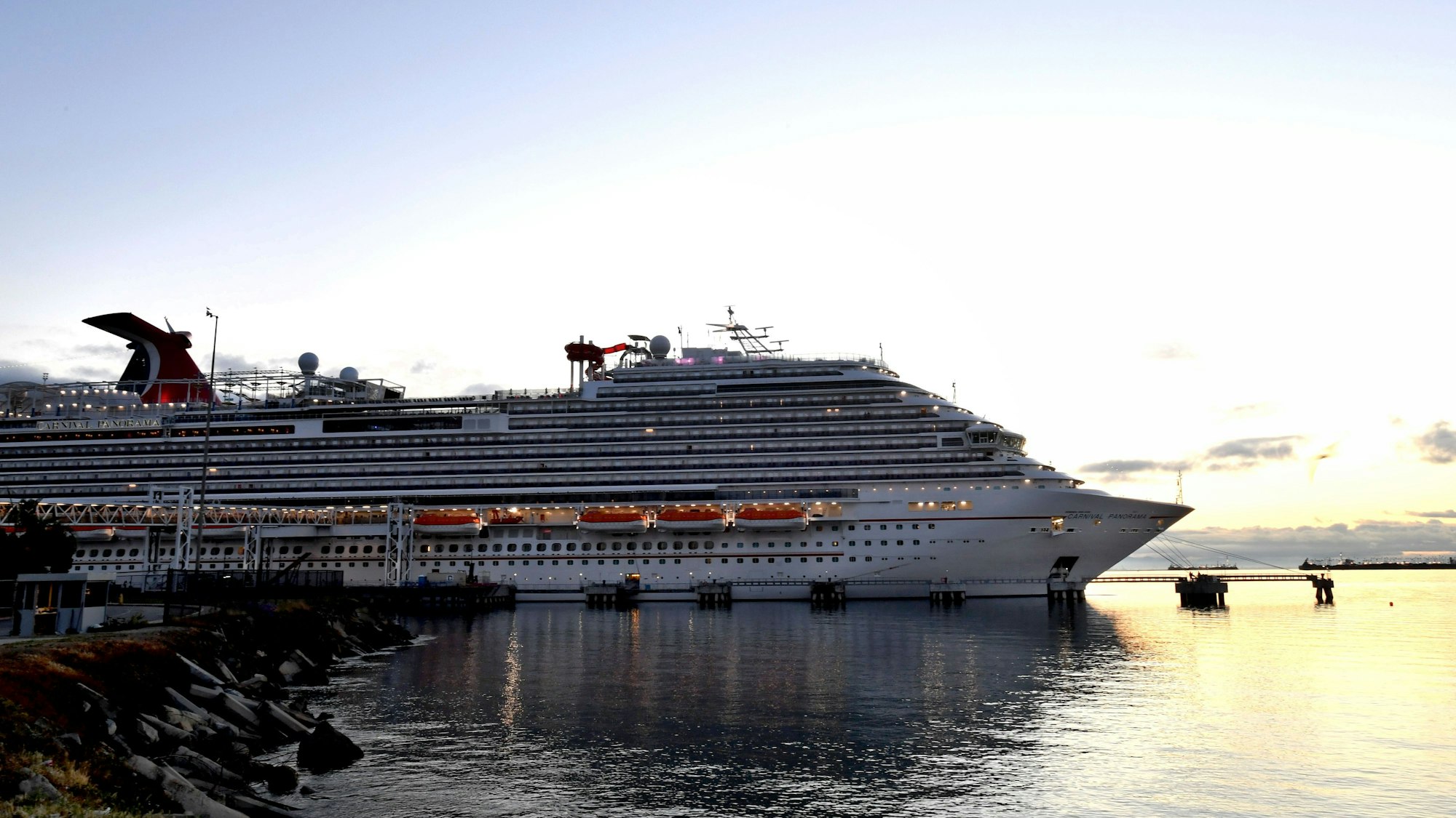 Das Kreuzfahrtschiff „Carnival Panorama“ liegt vor der Küste Kaliforniens.