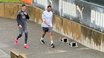 Tomas Cvancara (l.), Stürmer von Borussia Mönchengladbach, verlässt am Mittwoch (2. August 2023) gemeinsam mit Athletiktrainer Alexander Mouhcine den Trainingsplatz im Borussia-Park.