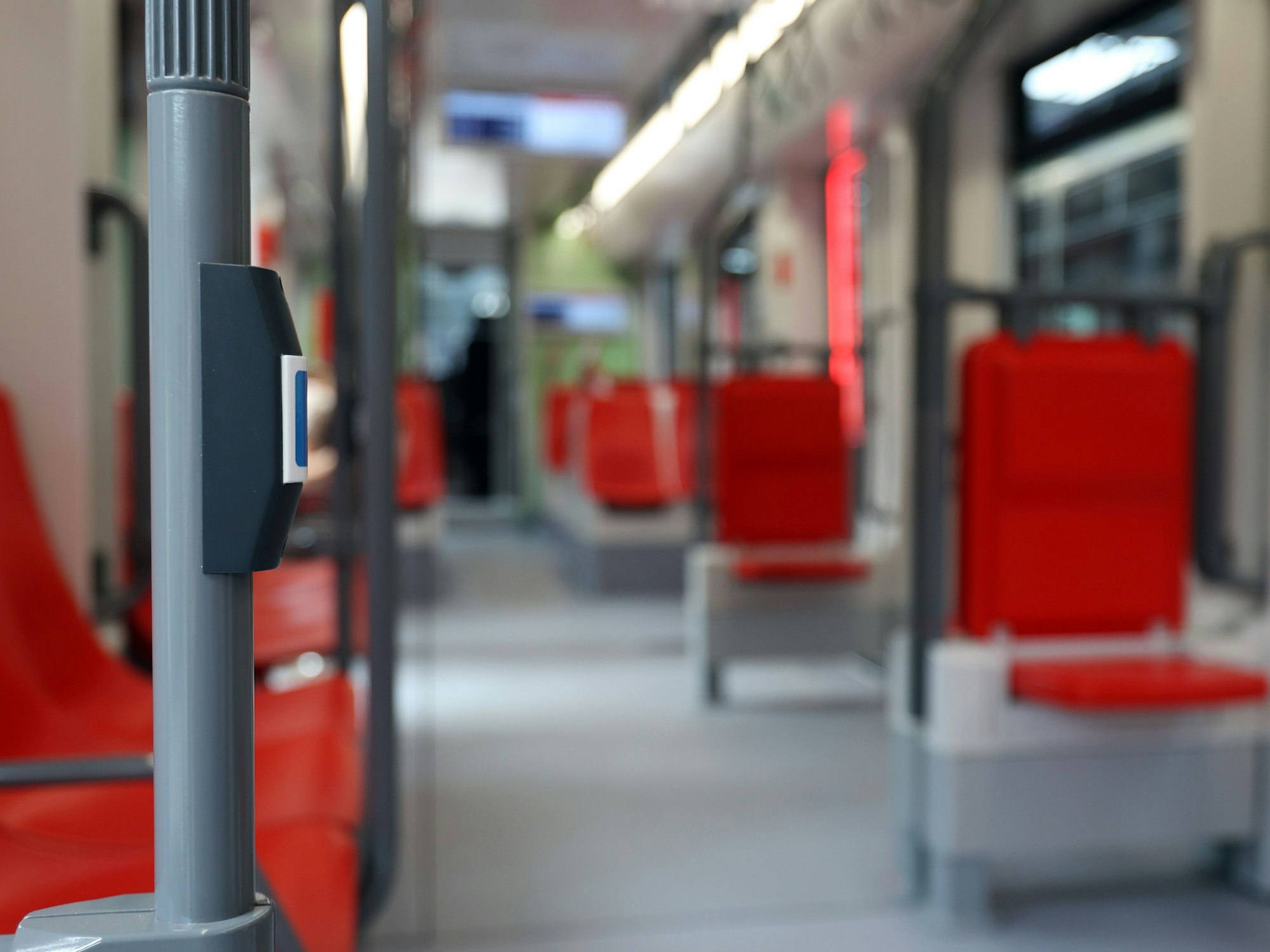 Das Foto zeigt einen Sitz einer neuen KVB-Bahn.

