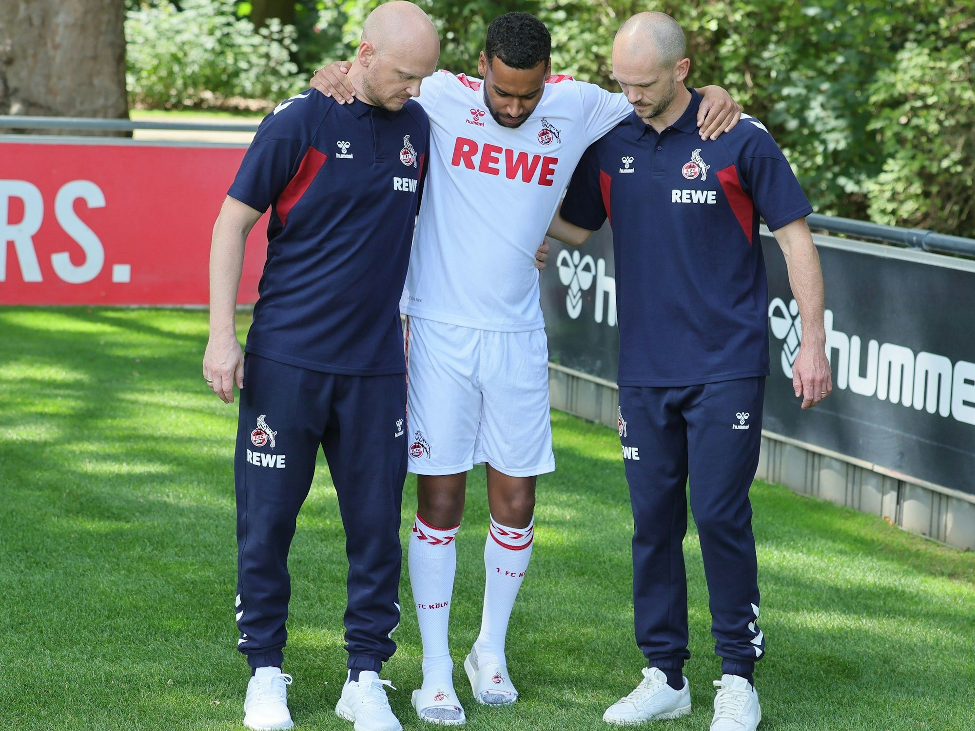 Linton Maina (1. FC Köln) musste verletzt zum Shooting gebracht werden.