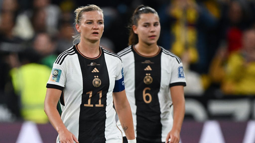 Deutschlands Alexandra Popp und Lena Oberdorf (r.) nach dem zweiten Gegentreffer gegen Kolumbien.