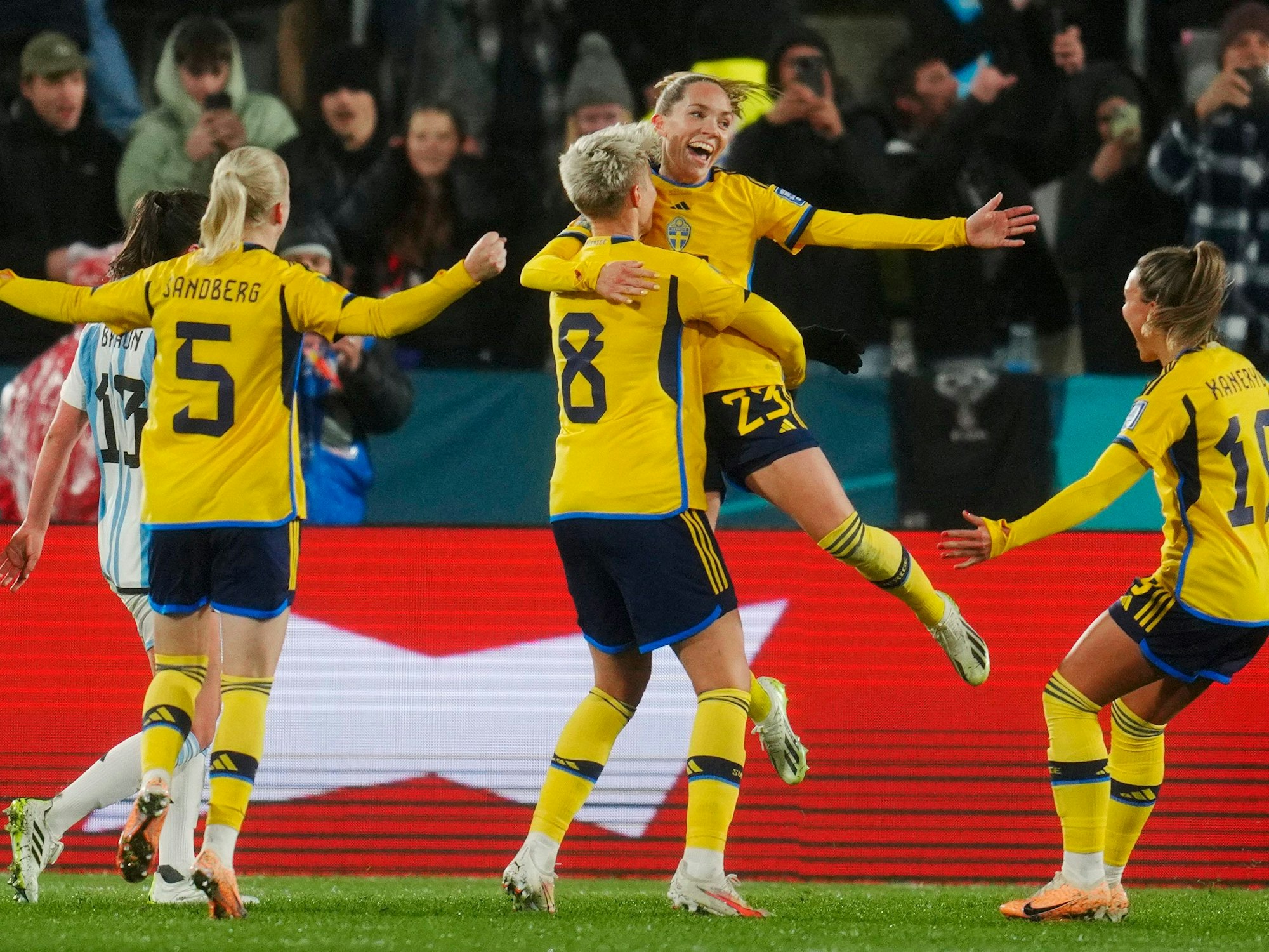 Schwedens Elin Rubensson (oben) jubelt mit ihren Mannschaftskameradinnen, nachdem sie das zweite Tor ihrer Mannschaft vom Elfmeterpunkt aus erzielt hat.
