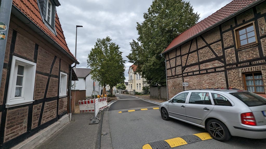 Bodenschweller auf der Siegesstraße in Bornheim-Roisdorf sorgen für Ärger.