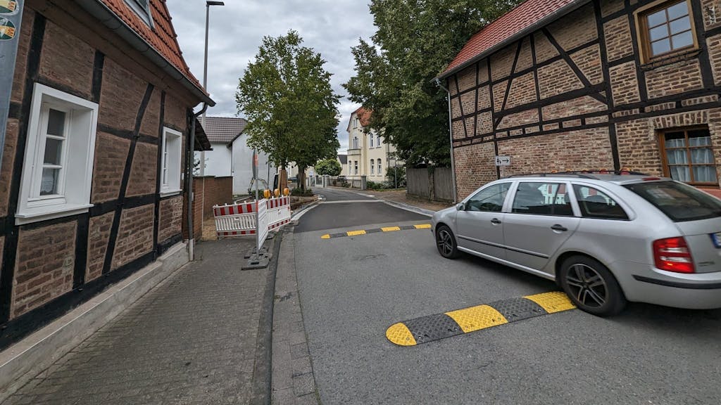 Bodenschweller auf der Siegesstraße in Bornheim-Roisdorf sorgen für Ärger.