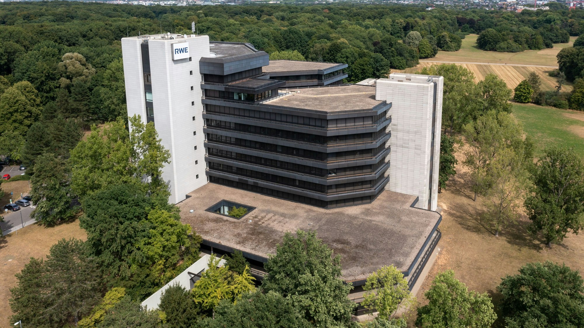 Das Bild zeigt eine Luftaufnahme des Bürogebäudes von RWE.
