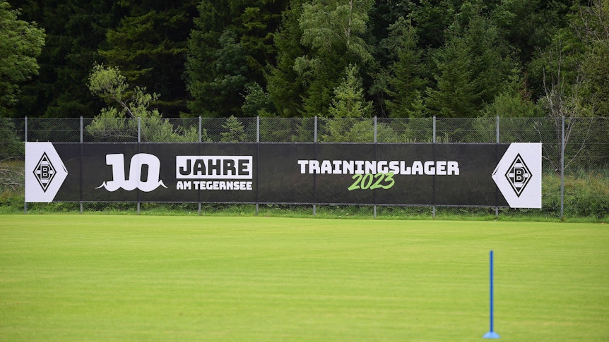 So grün wie hier am 24. Juli 2023 sieht die Rasenfläche im Stadion am Birkenmoos in Rottach-Egern am Tegernsee nicht mehr aus! Sie muss nach den Trainingslagern des FC Bayern München und von Borussia Mönchengladbach runderneuert werden.