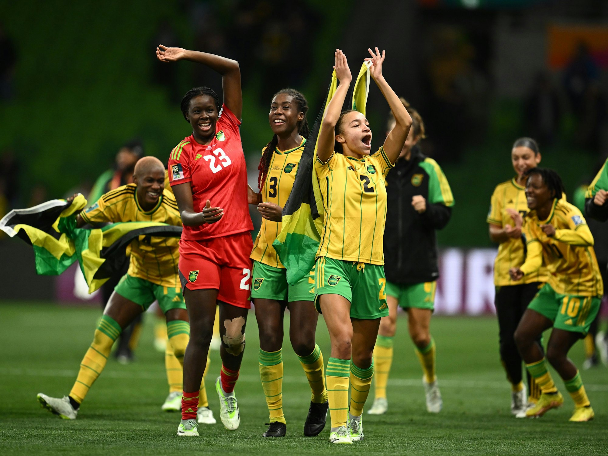Das Team aus Jamaika feiert nach dem 0:0-Unentschieden gegen Brasilien, das den Einzug ins Achtelfinale bedeutet.