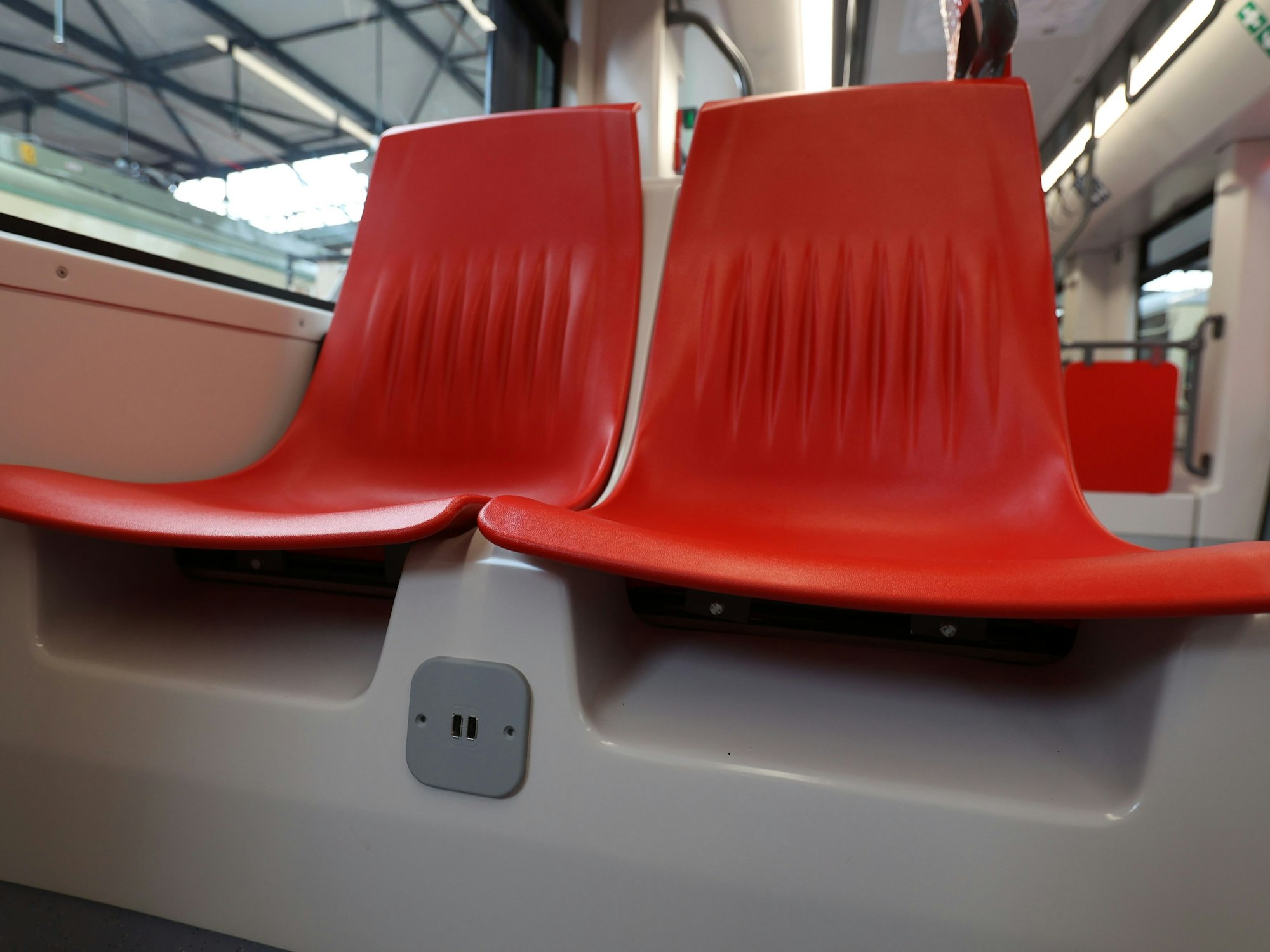 Das Foto zeigt einen Sitz einer neuen KVB-Bahn.