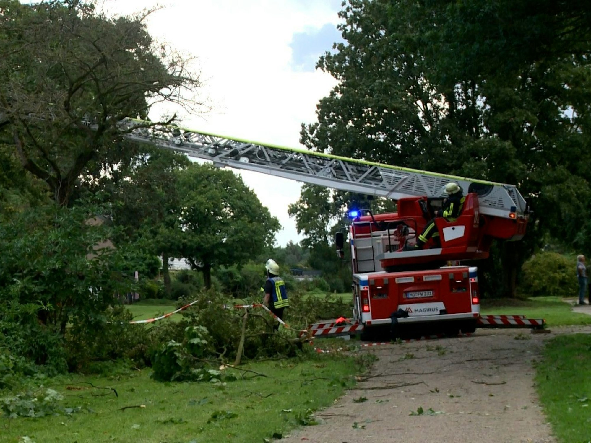 Die Feuerwehr ist am Mittwoch (2. August 2023) nach einem Unwetter in Moers (NRW) im Einsatz. Eine kräftige Gewitterzelle ist am Mittwoch über das nordwestliche Ruhrgebiet gezogen und hat sich im Münsterland abgeschwächt, meldete der Deutsche Wetterdienst.