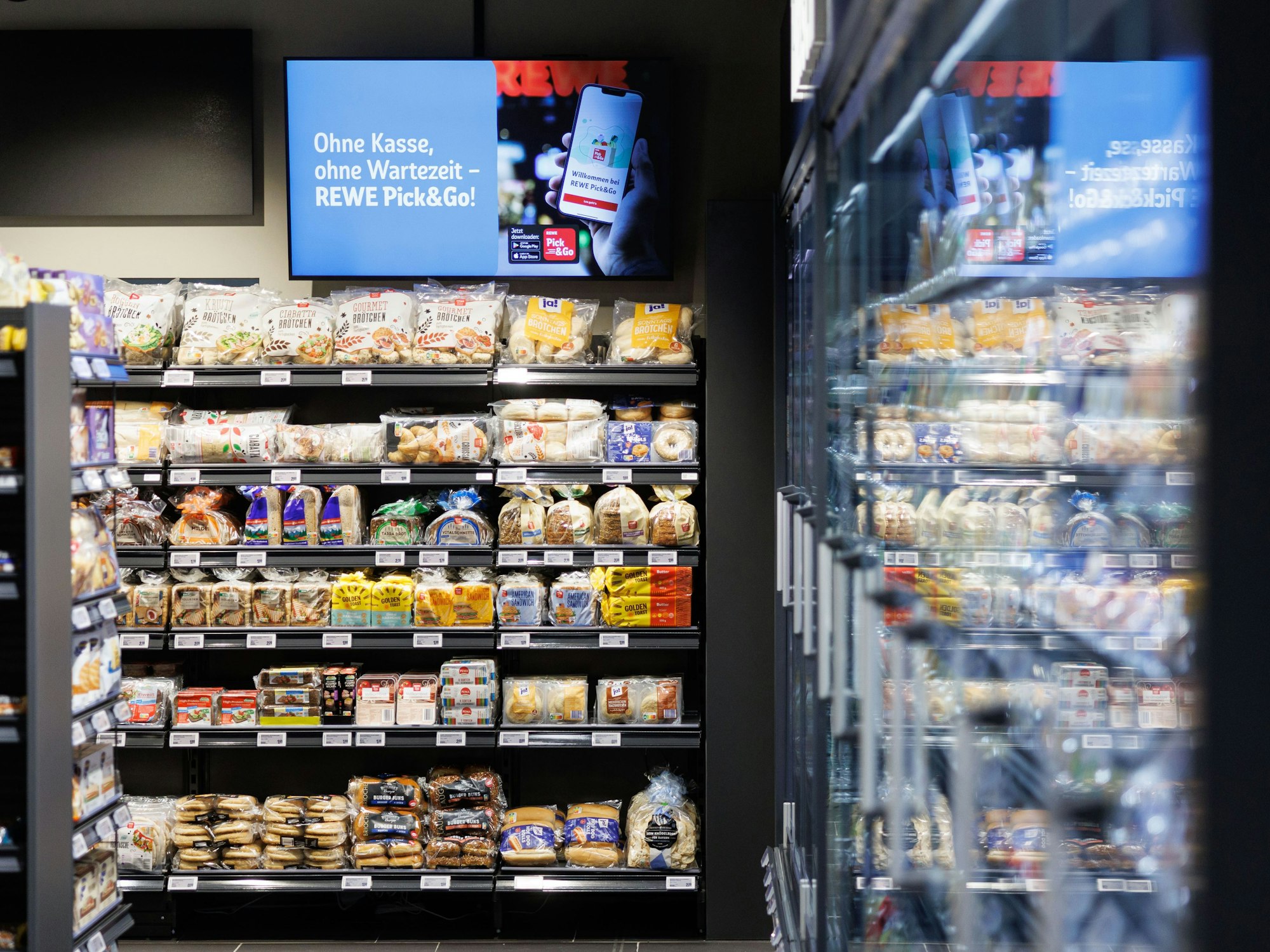 Regale mit Lebensmitteln stehtn in der ersten vollautomatischen Rewe Pick&Go Filiale in München.
