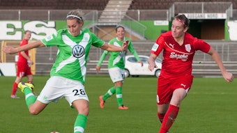 Tanja Baumann (r.), hier am 2. November 2014 bei einem Zweikampf mit Lena Goeßling (r.), kickte einst selbst in der Bundesliga. In Zukunft verstärkt sie die Frauen- und Mädchenabteilung von Borussia Mönchengladbach als Koordinatorin.