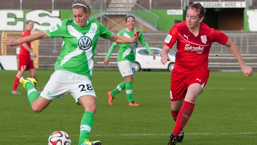 Tanja Baumann (r.), hier am 2. November 2014 bei einem Zweikampf mit Lena Goeßling (r.), kickte einst selbst in der Bundesliga. In Zukunft verstärkt sie die Frauen- und Mädchenabteilung von Borussia Mönchengladbach als Koordinatorin.