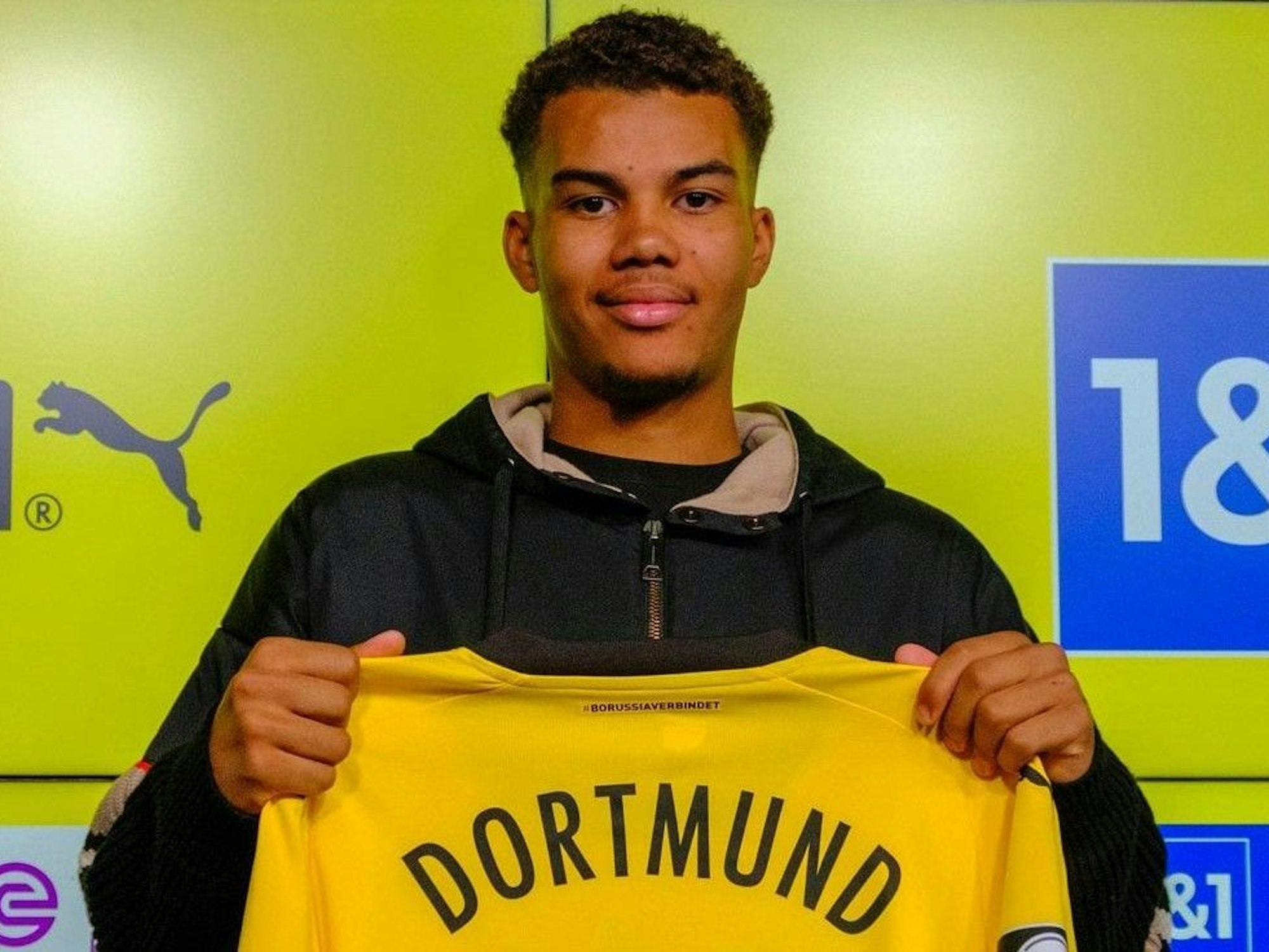 Jermain Nischalke posiert mit seinem Trikot von Borussia Dortmund.