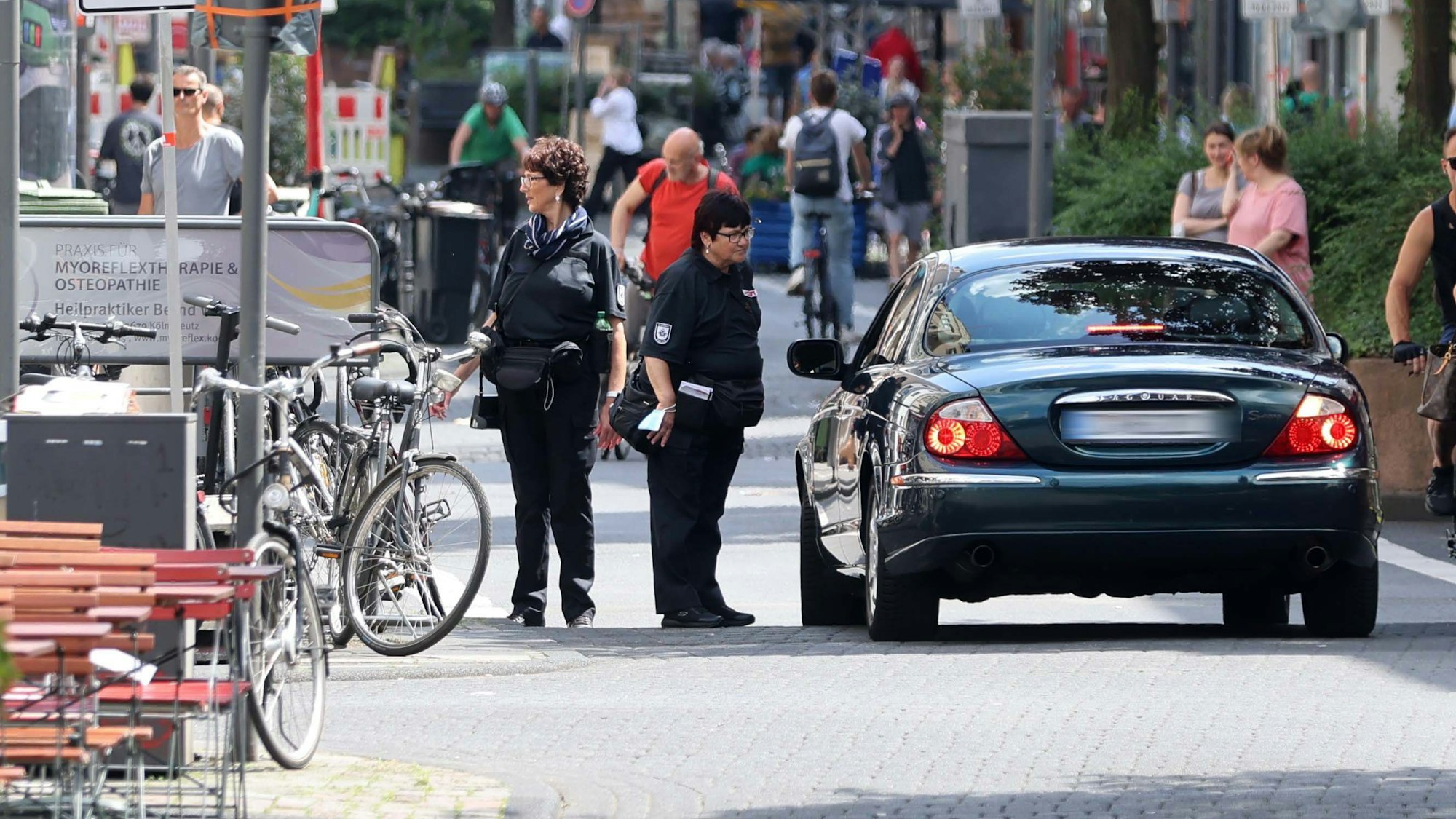 Das Ordnungsamt kontrolliert einen Autofahrer in der Fußgängerzone auf der Deutzer Freiheit.