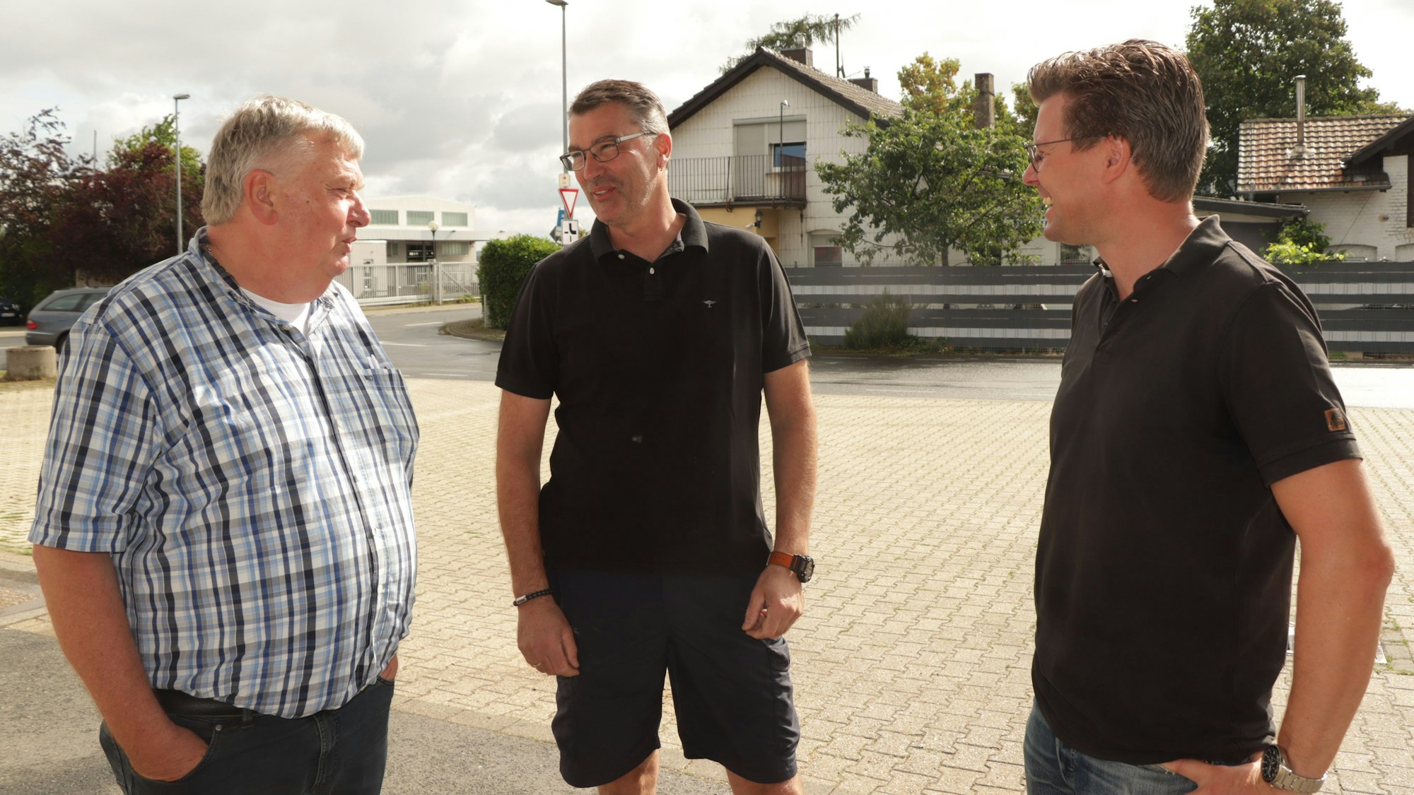 Das Foto zeigt Niederlassungsleiter Guido Vonderstuck mit Prokurist Heiner Klasen und Landwirt Toni Winkelhag im Gespräch.