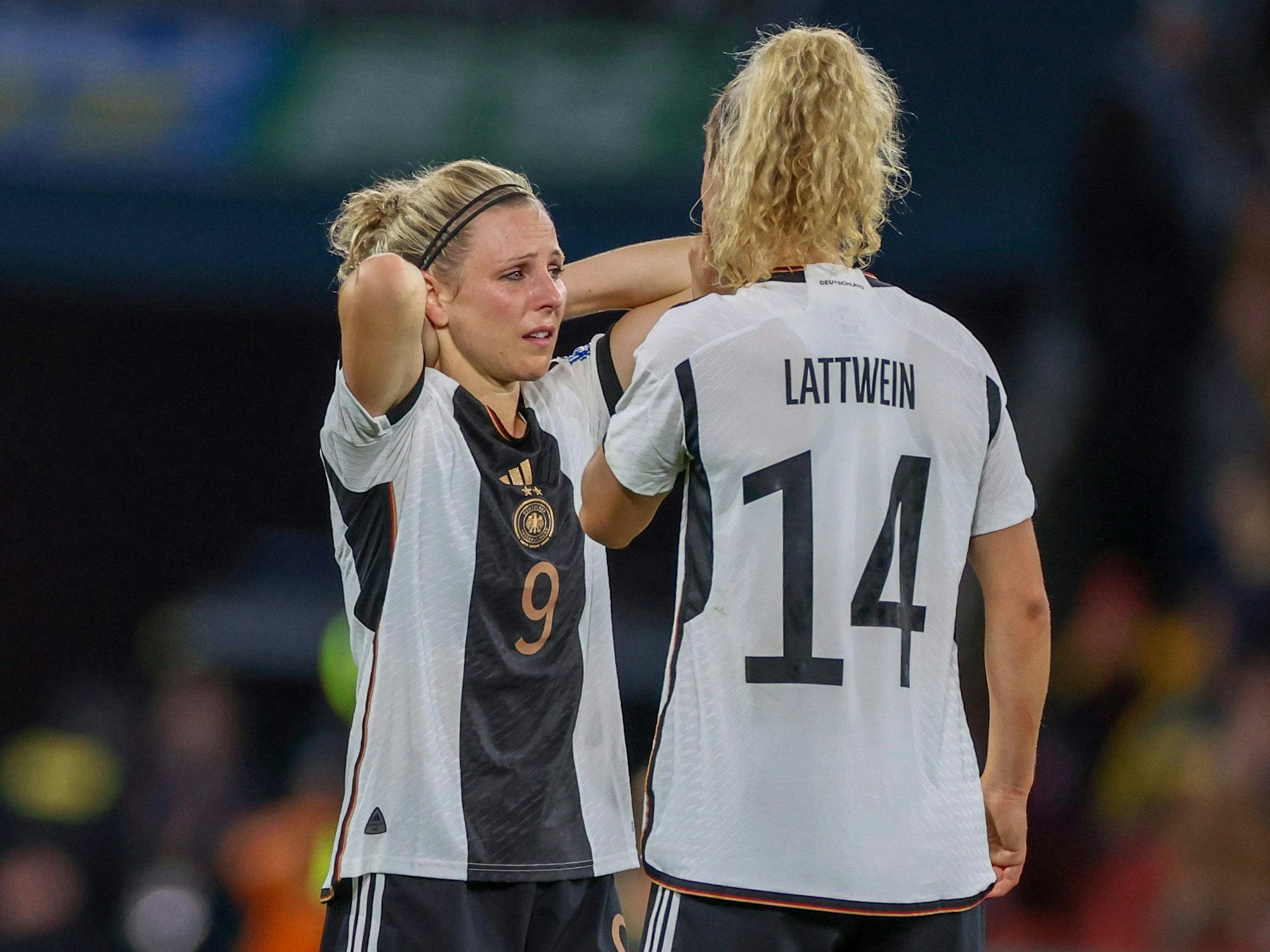 Svenja Huth weint nach dem Spiel gegen Südkorea, neben ihr steht Lena Lattwein.