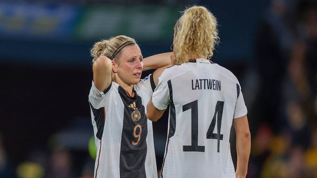 Svenja Huth weint nach dem Spiel gegen Südkorea, neben ihr steht Lena Lattwein.