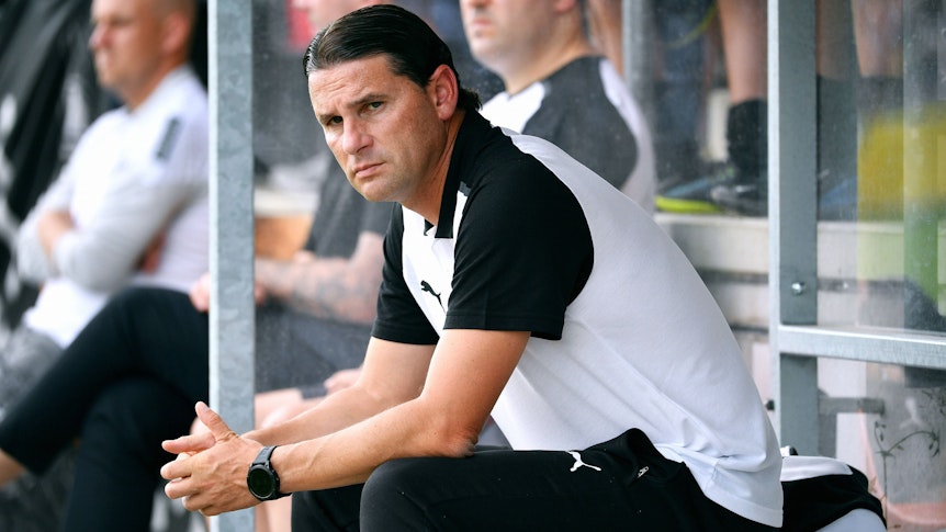 Gerardo Seaone sitzt am 15. Juli 2023 auf der Trainerbank beim Spiel von Borussia Mönchengladbach in Wegberg-Beeck.