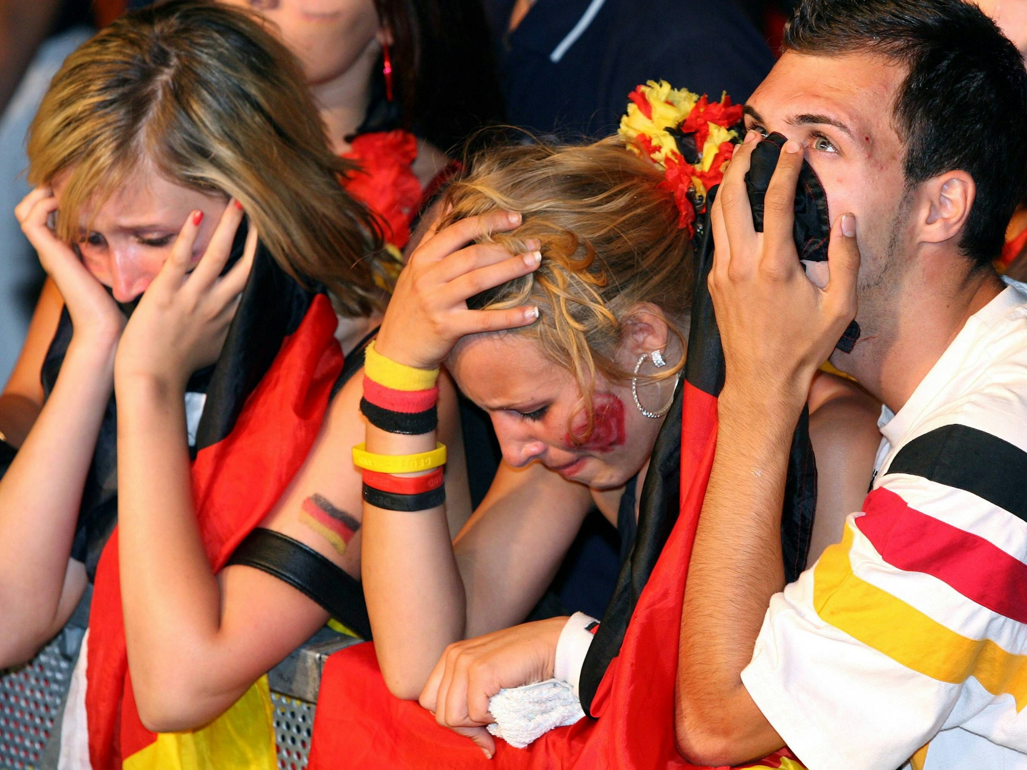 Deutsche Fans weinend auf der Fan-Meile.
