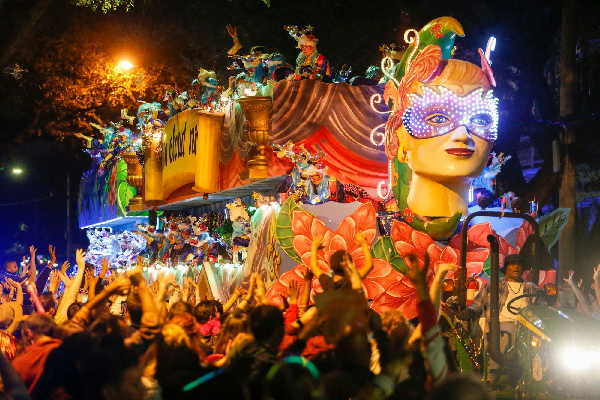 Ein bunter Karnevalswagen bei einer Parade.
