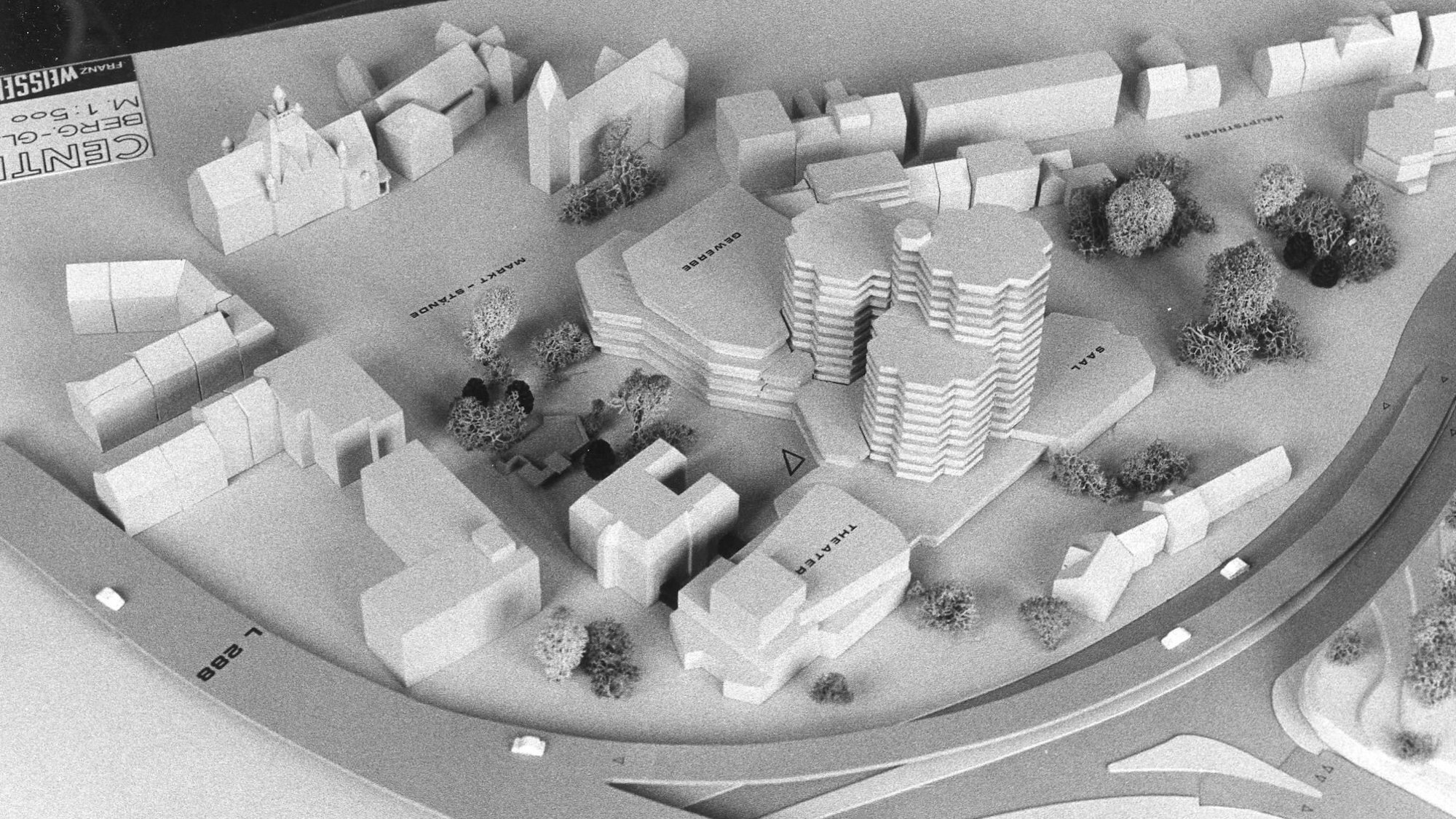 Das Foto zeigt ein Modell der Pläne, die Franz Weissenberger Anfang der 70er Jahre für den Neubau des Bergischen Löwen hatte.