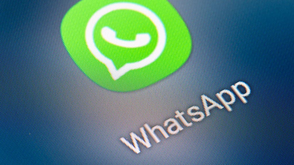 Auf dem Bildschirm eines Smartphones sieht man das Icon der App WhatsApp.