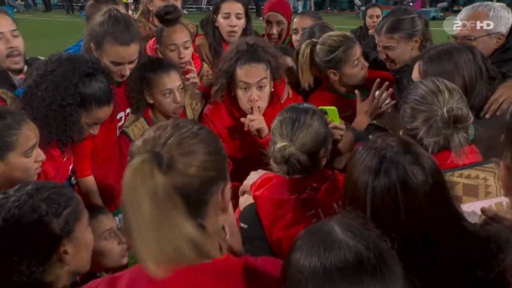 Die Marokko-Spielerinnen schauen auf den Livestream des Deutschland-Spiels bei der Frauen-WM
