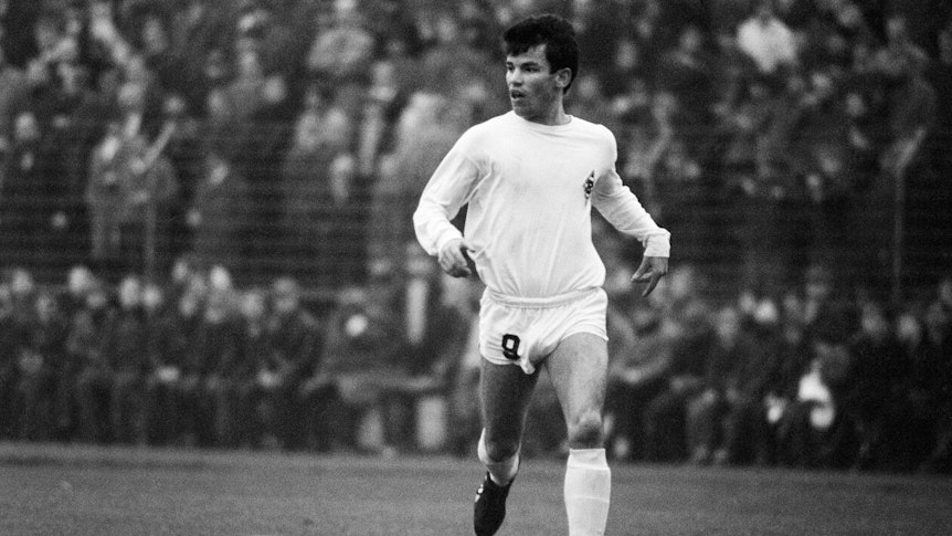 Gerhard Elfert treibt am 14. Januar 1967 den Ball nach vorne.