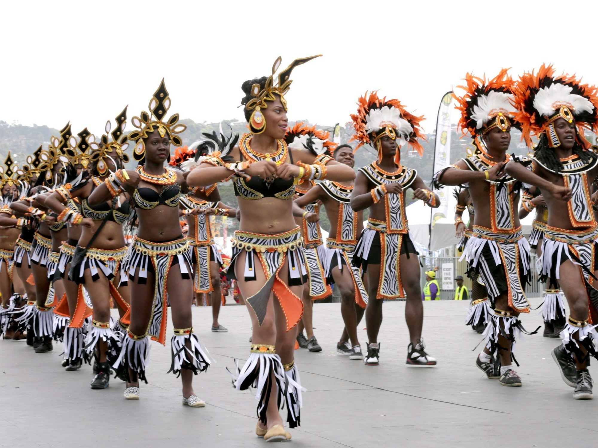 Eine kostümierte Gruppe läuft bei einem Karnevalsumzug mit.