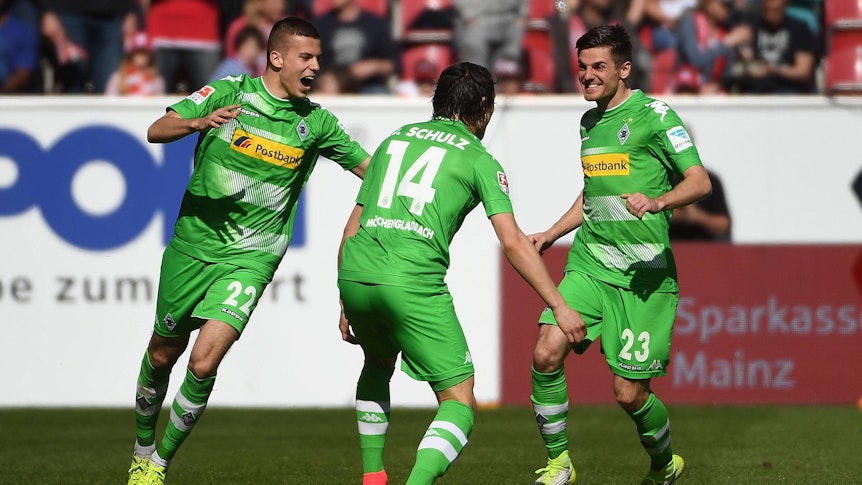 Laszlo Bénes, Nico Schulz und Jonas Hofmann bejubeln am 29. April 2017 einen Treffer in Mainz.