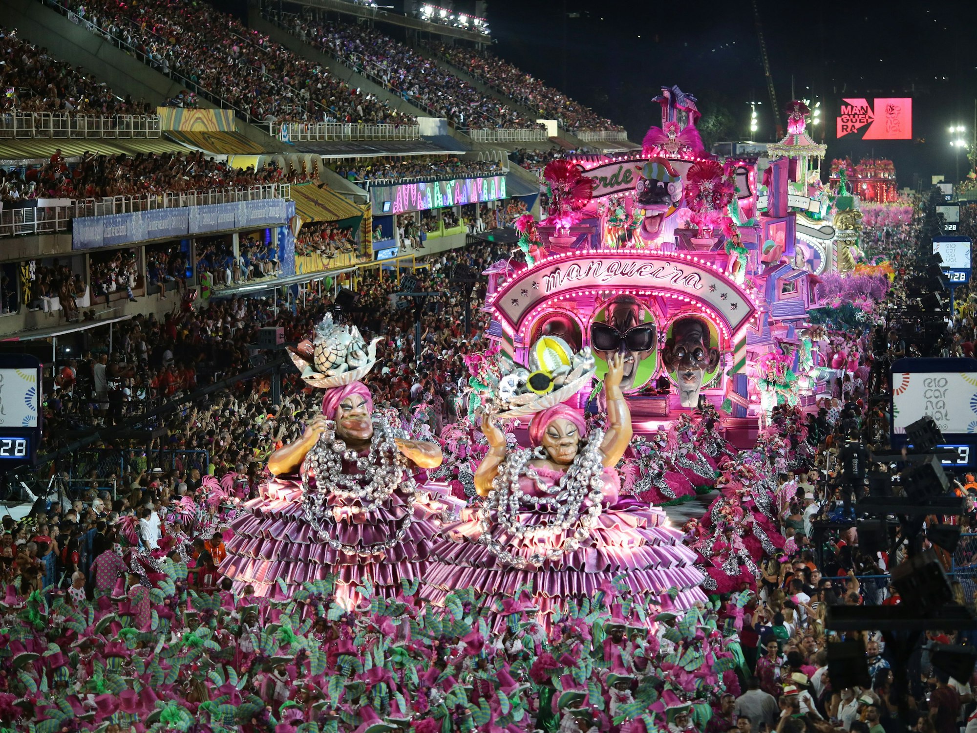 Karnevalsparade in Rio mit Festwagen.