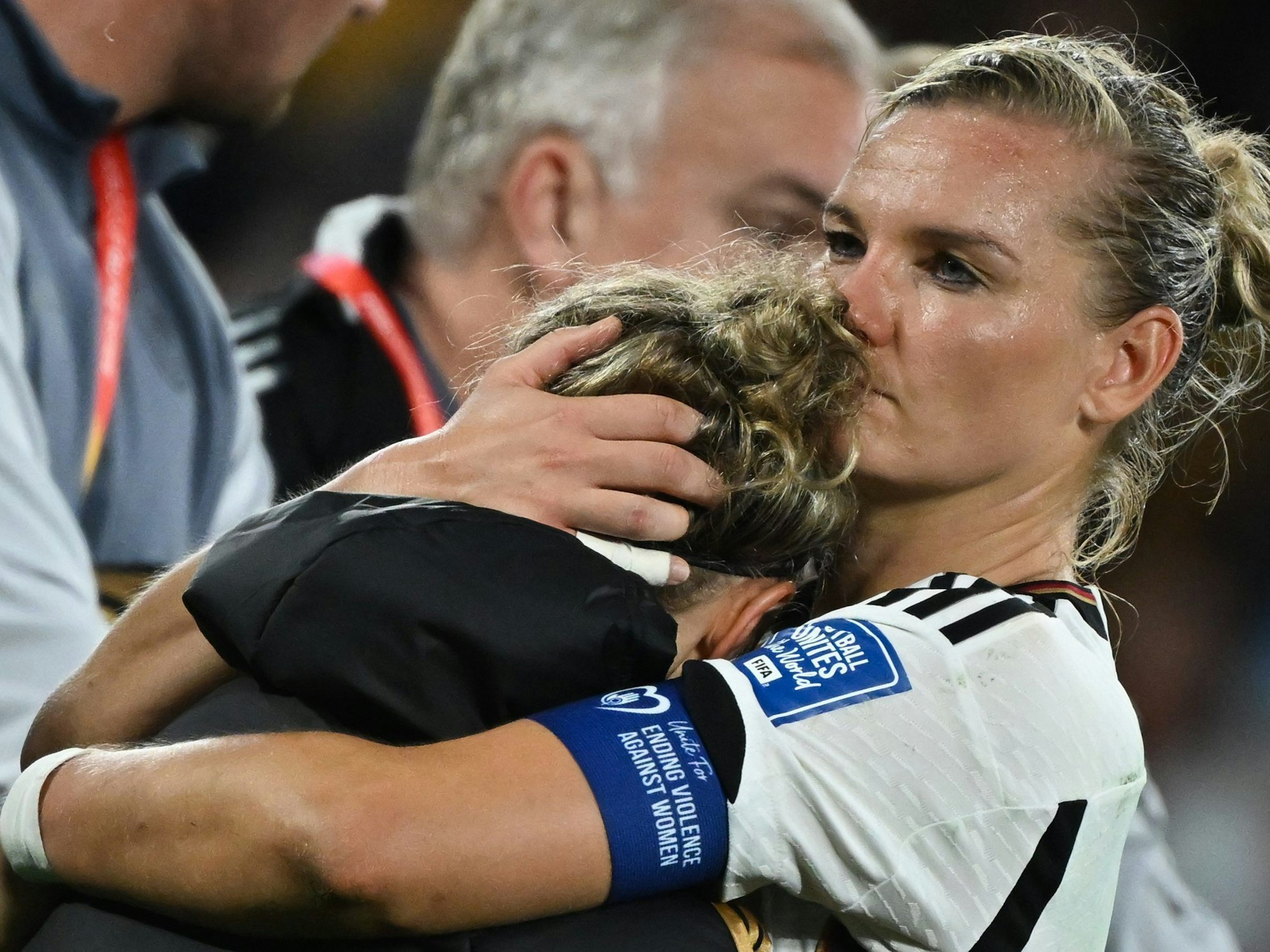Alexandra Popp nimmt nach dem WM-Aus die weinende Svenja Huth in den Arm.
