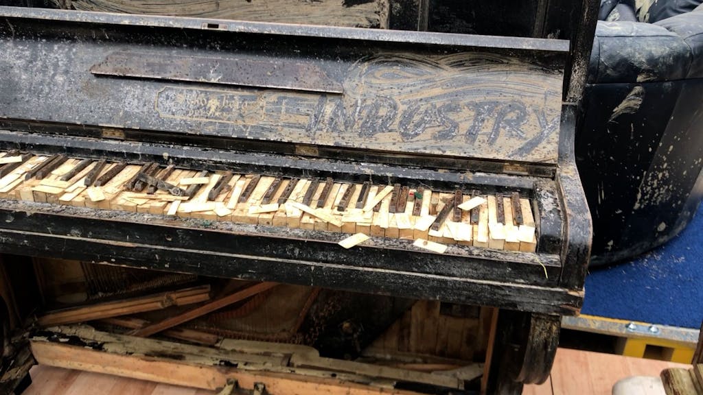Am Donnerstag (3. August 2023) zeigte Greenpeace die katastrophalen Folgen des Klimawandels in Form von Möbeln und Gegenständen, die bei der Flut im Ahrtal 2021 und bei Überschwemmungen in Italien zerstört worden waren. Das Foto hier zeigt ein nicht mehr nutzbares Klavier, an dem noch Schlammreste haften.