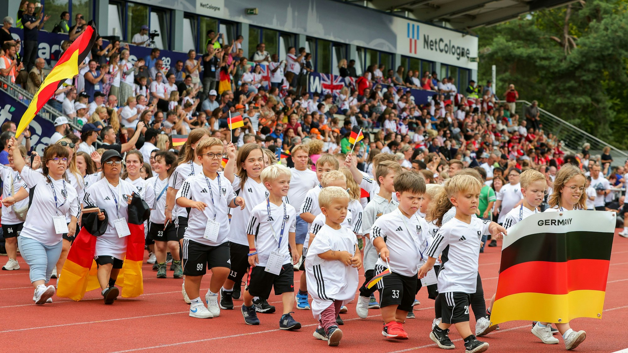 Die deutschen Athletinnen und Athleten der World Dwarf Games laufen bei der Eröffnungsfeier der World Dwarf Games ins NetCologne Stadion der Deutschen Sporthochschule Köln ein.
