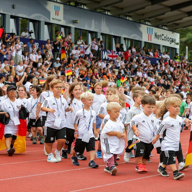 Die deutschen Athletinnen und Athleten der World Dwarf Games laufen bei der Eröffnungsfeier der World Dwarf Games ins NetCologne Stadion der Deutschen Sporthochschule Köln ein.