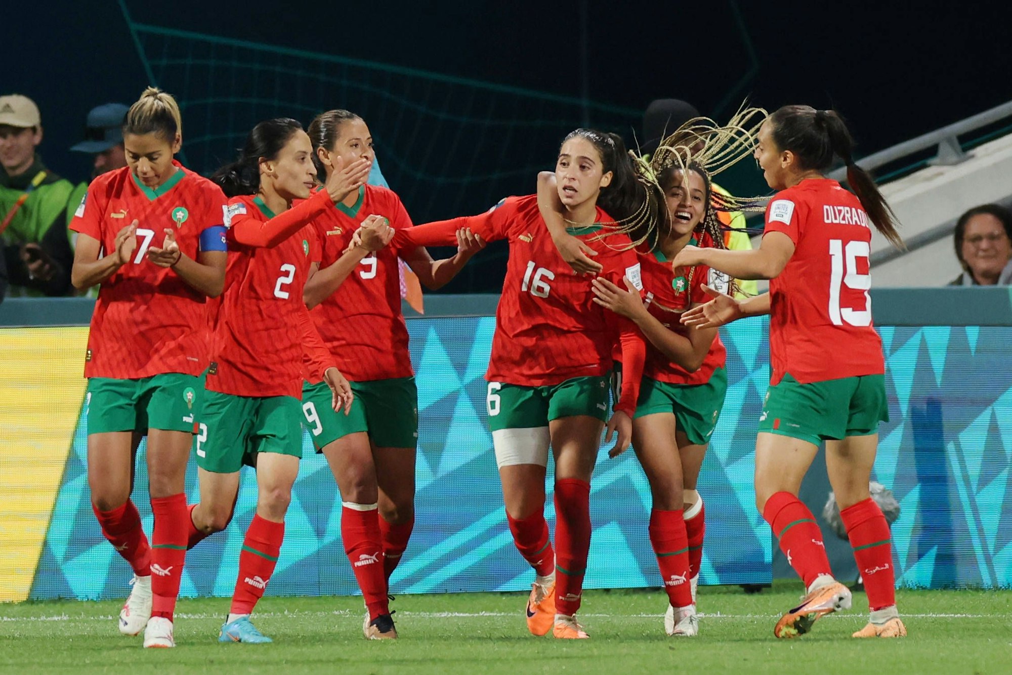 Das Team aus Marokko bejubelt den Treffer zum 1:0 in der Nachspielzeit der ersten Halbzeit.