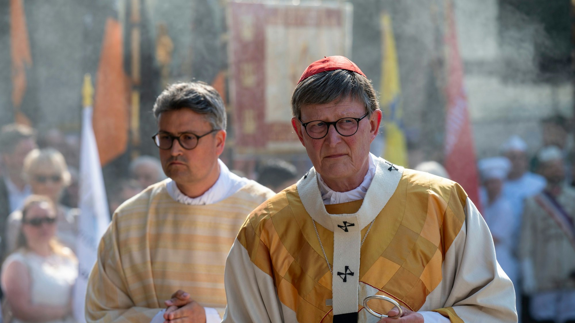 Kardinal Rainer Maria Woelki feiert den Fronleichnamsgottesdienst auf dem Roncalliplatz.