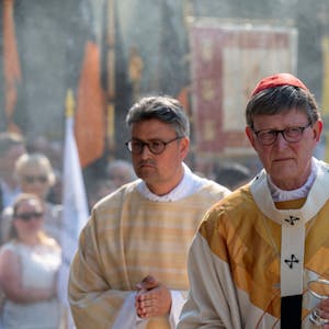 Kardinal Rainer Maria Woelki feiert den Fronleichnamsgottesdienst auf dem Roncalliplatz.
