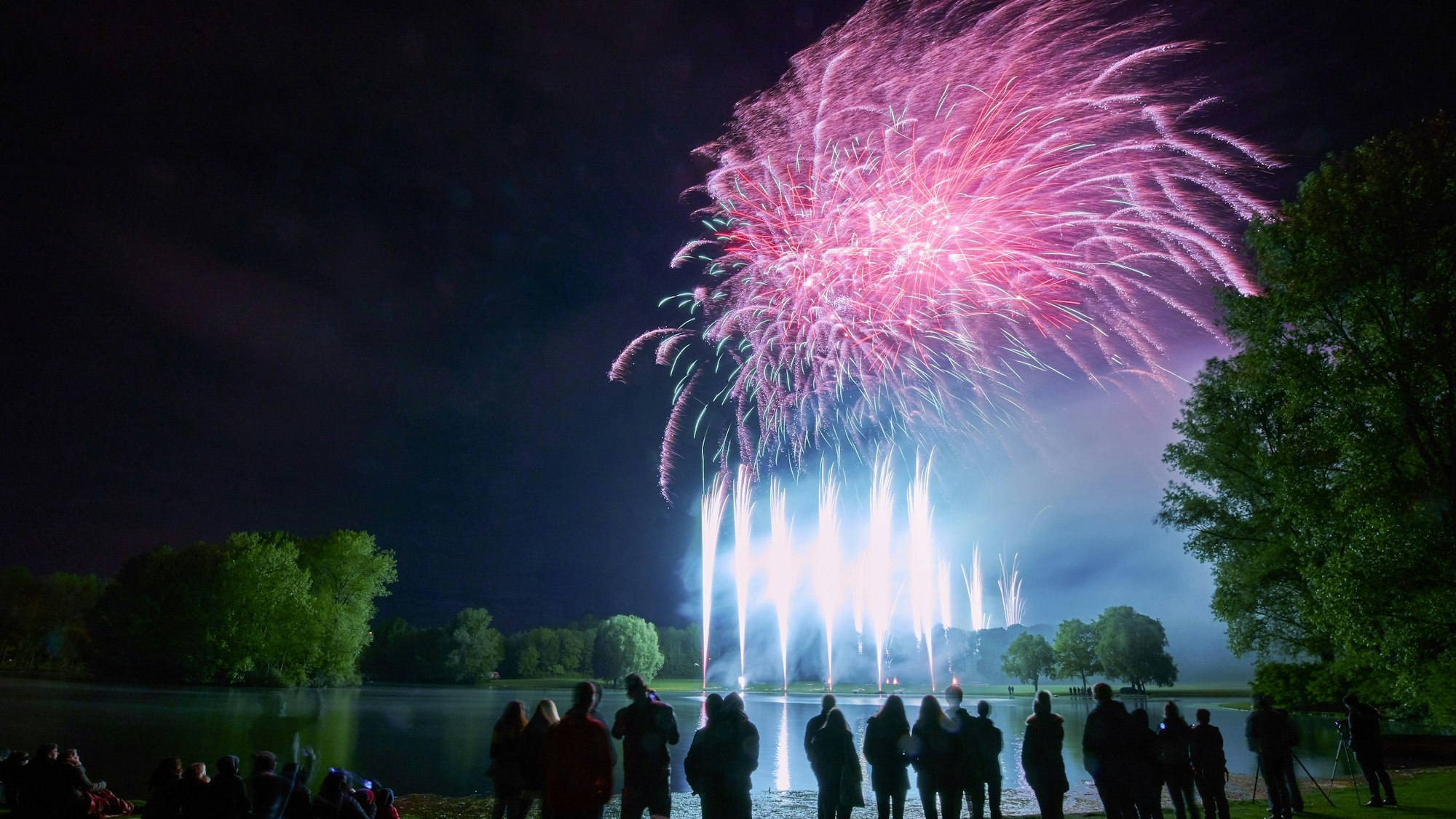 Bonn: Ein Feuerwerk ist im Bonner Rheinaue beim Fest „Rhein in Flammen“ zu sehen.