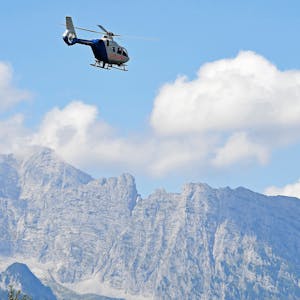 Ein Hubschrauber der Polizei fliegt über die Berge (Symbolbild).