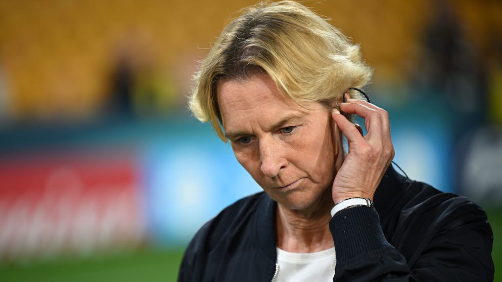 Martina Voss-Tecklenburg, Bundestrainerin der deutschen Frauen-Fußballnationalmannschaft, steht beim Interview nach dem Spiel.&nbsp;