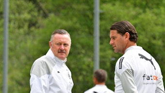 Roland Virkus (l.) und Gerardo Seoane unterhalten sich am 27. Juli 2023 im Trainingslager von Borussia Mönchengladbach.