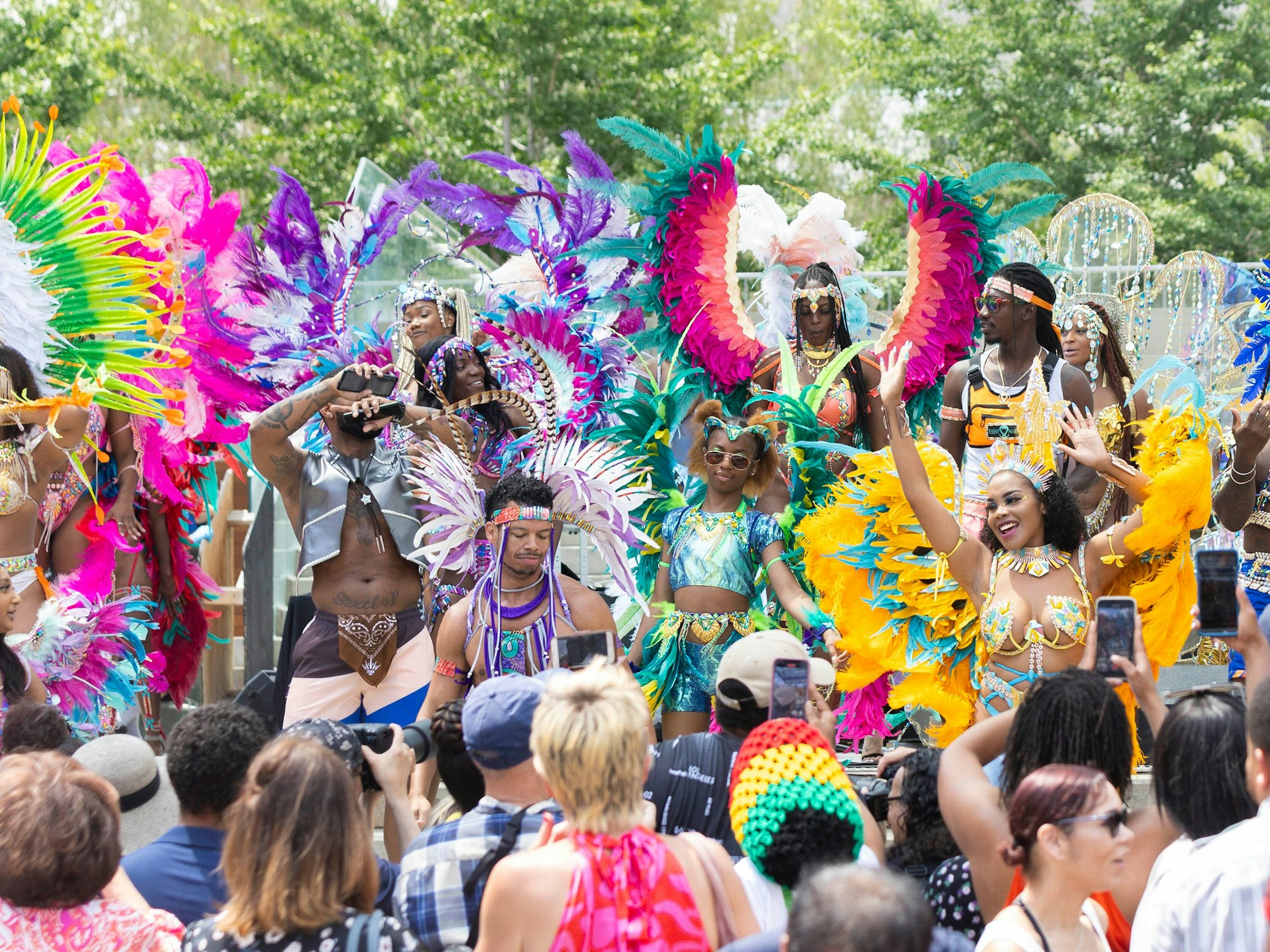 Kostümierte Menschen bei der Eröffnungszeremonie des Toronto Caribbean Carnival.