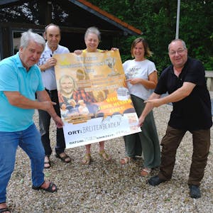 Die Vorstandsmitglieder des Bürgervereins Breitenbenden präsentieren ein Plakat, das für das Konzert mit Musiker Remo wirbt.