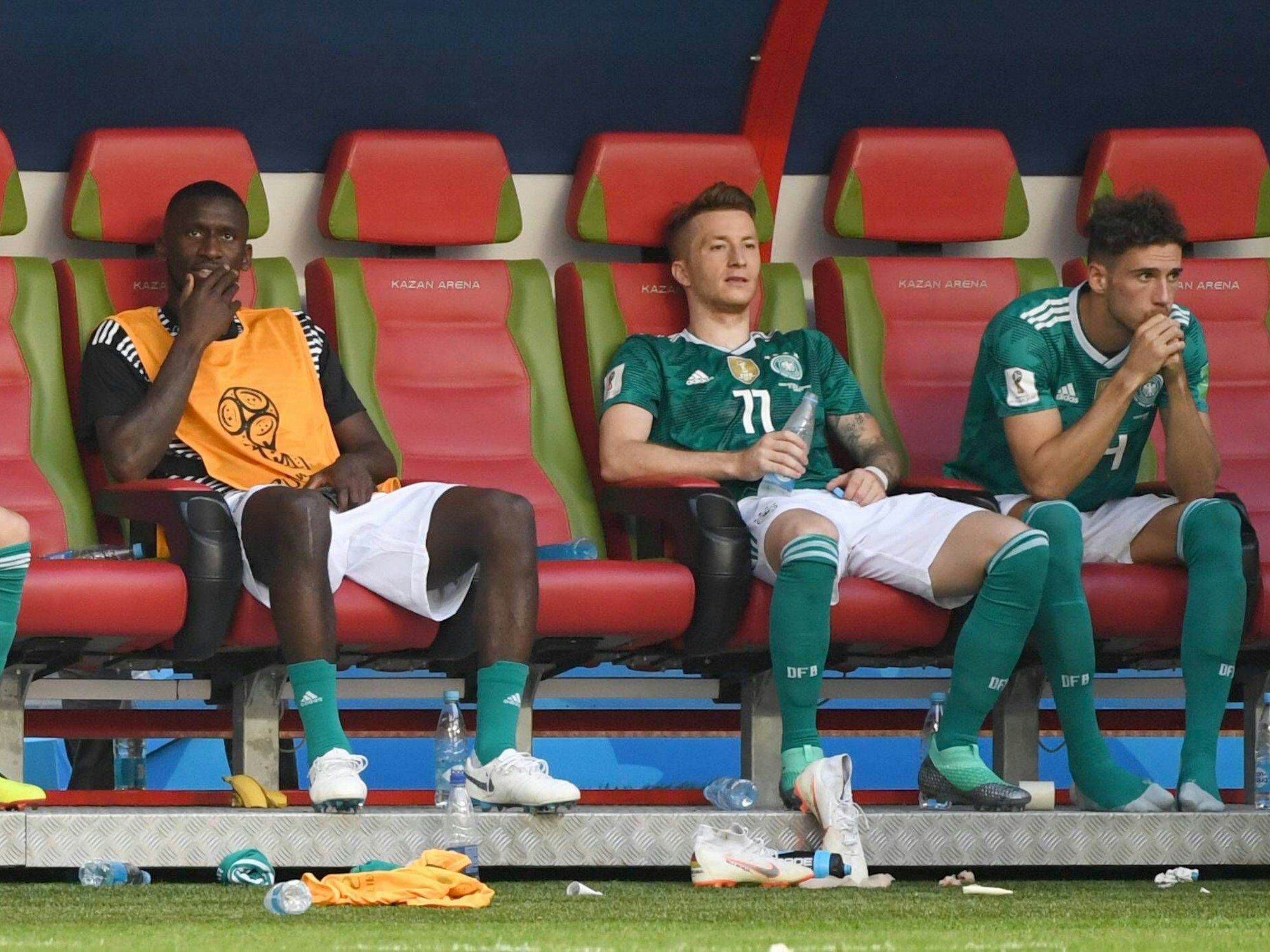 Die deutschen Spieler um Marco Reus sind nach der Niederlage gegen Südkorea sprachlos. 