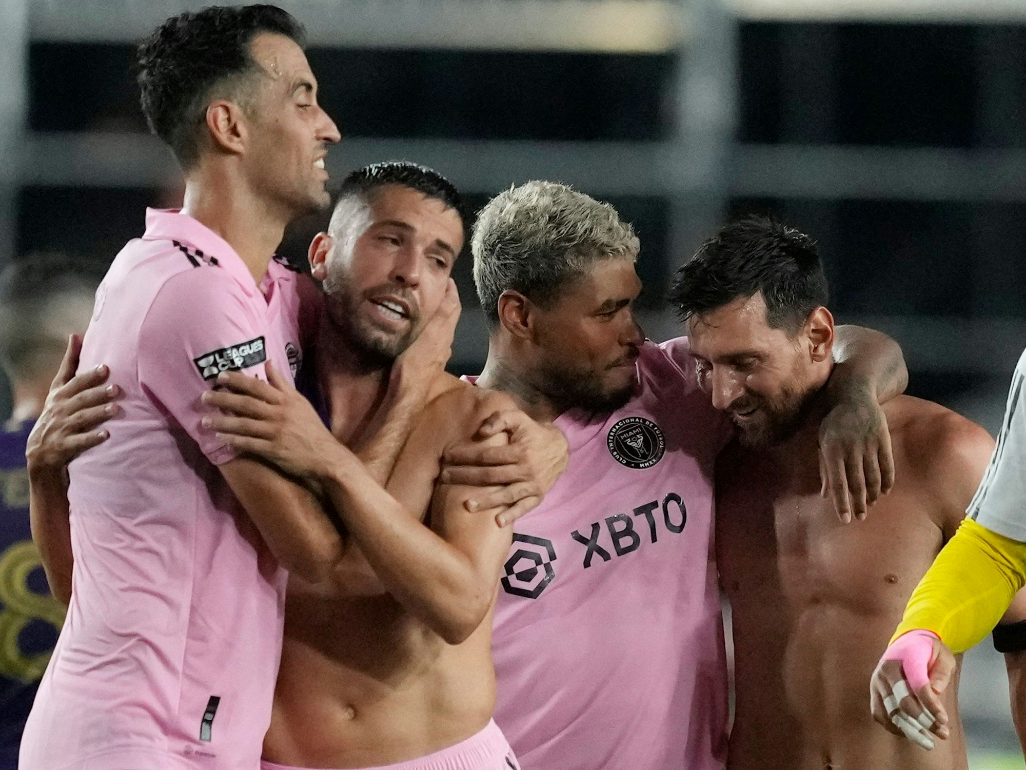 Inter Miamis Mittelfeldspieler Sergio Busquets (l-r), Verteidiger Jordi Alba, Stürmer Josef Martínez und Stürmer Lionel Messi feiern den 3:1-Sieg der Mannschaft gegen Orlando City.