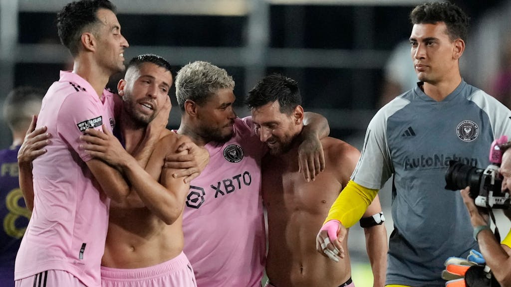 Inter Miamis Mittelfeldspieler Sergio Busquets (l-r), Verteidiger Jordi Alba, Stürmer Josef Martínez und Stürmer Lionel Messi feiern den 3:1-Sieg der Mannschaft gegen Orlando City.&nbsp;