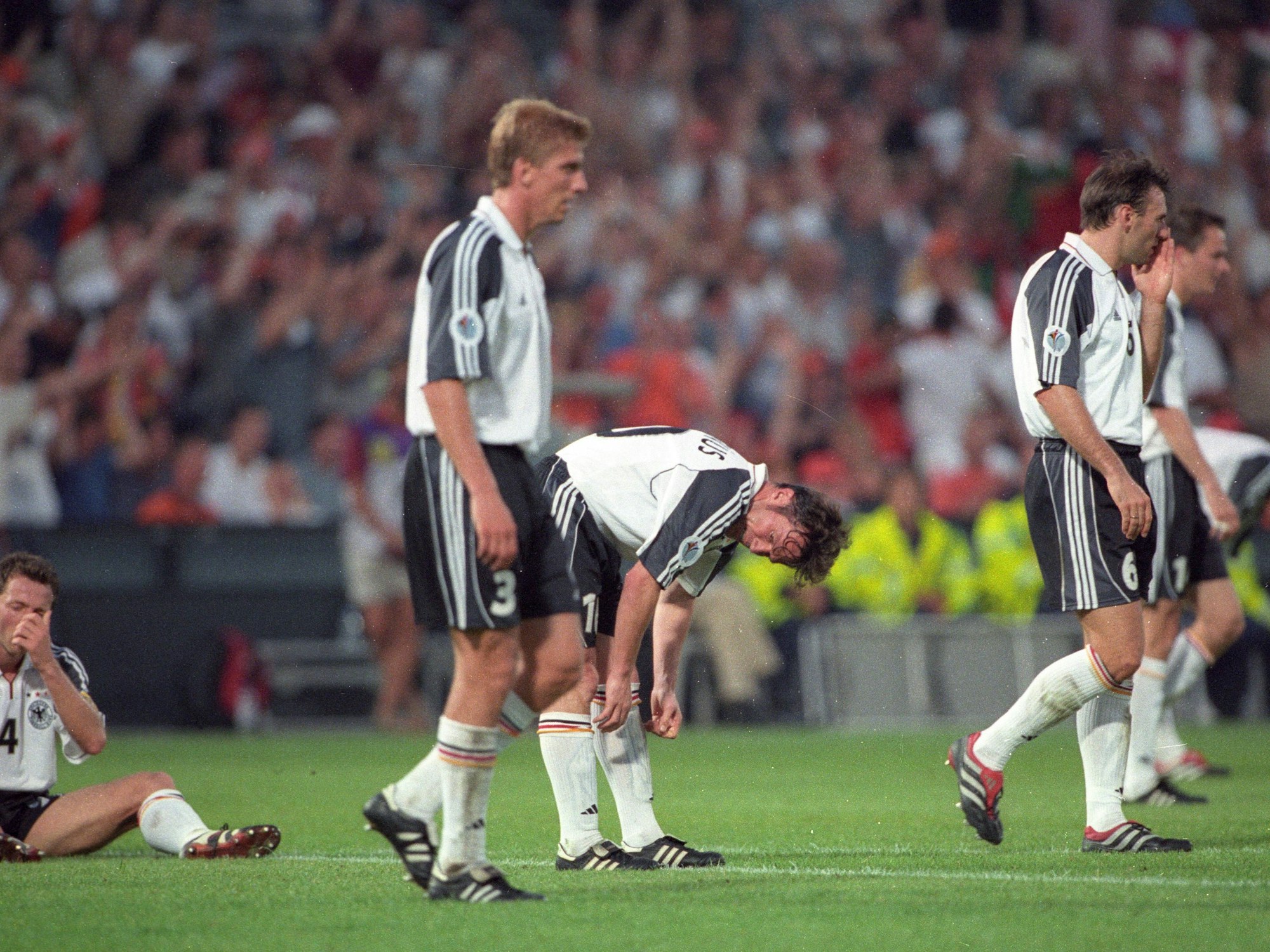 Die Deutsche Nationalmannschaft um Lothar Matthäus geht nach dem Vorrunden aus 2000 geknickt vom Platz.