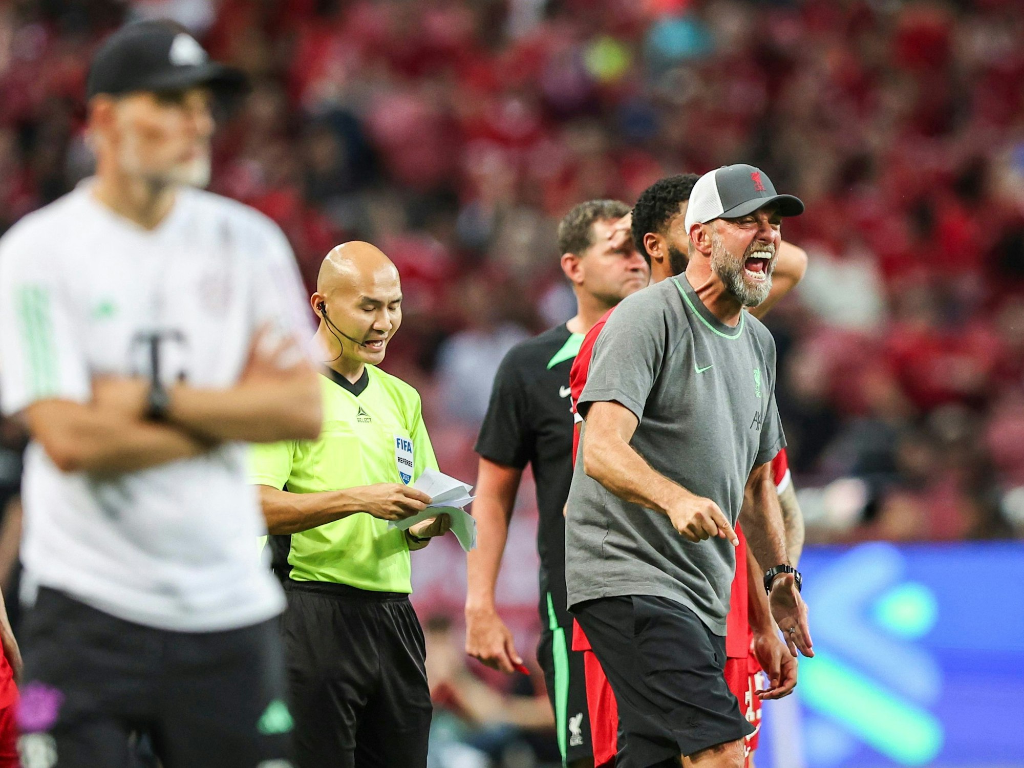 Jürgen Klopp ruft während des Testspiels des FC Liverpool gegen Bayern München etwas Richtung Spielfeld.